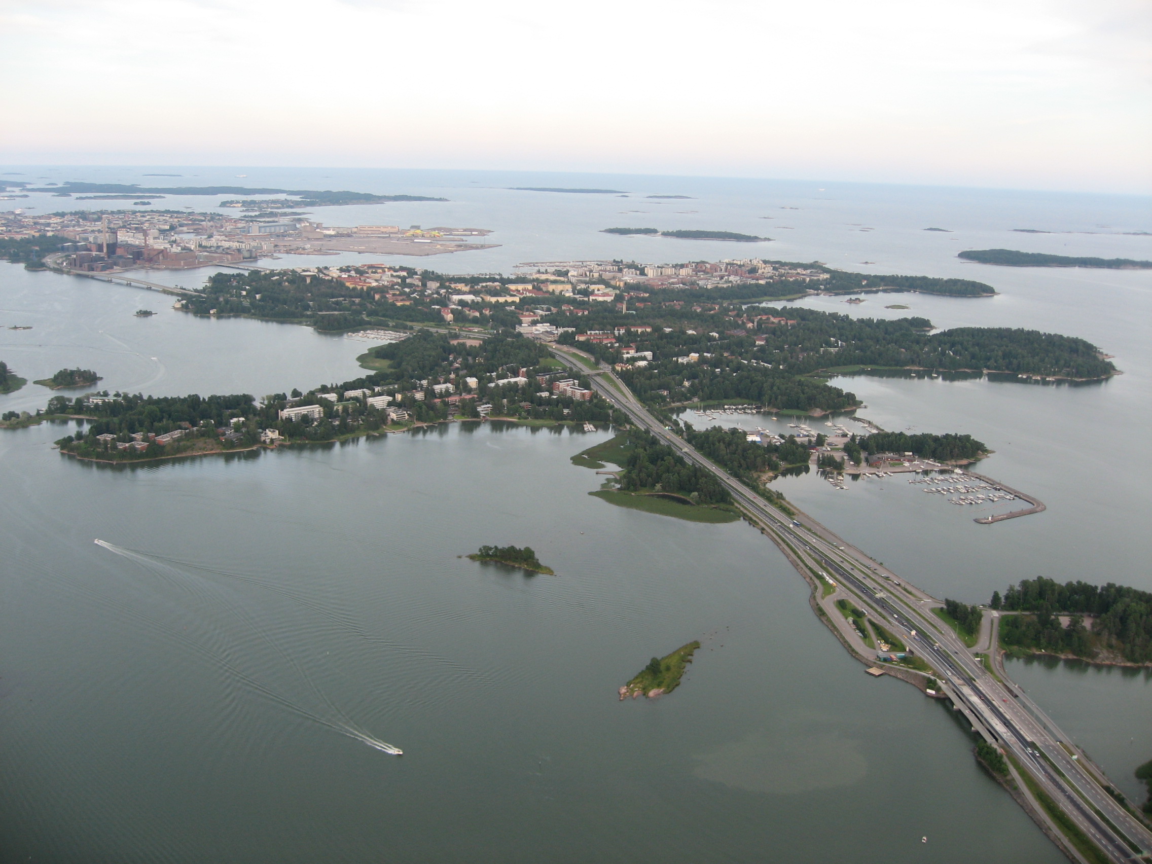 Lauttasaari ja taustalla Jätkäsaari sellaisena kuin se vielä oli vuonna 2009